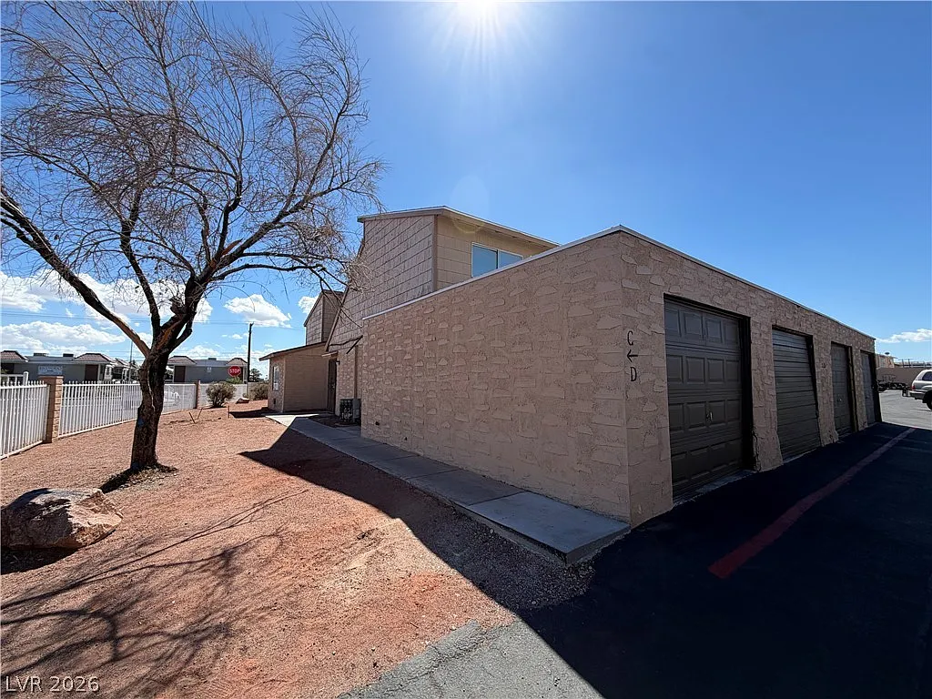 3 bed, 2.0 bath, 3844 sqft, $1,690 — Photo 1