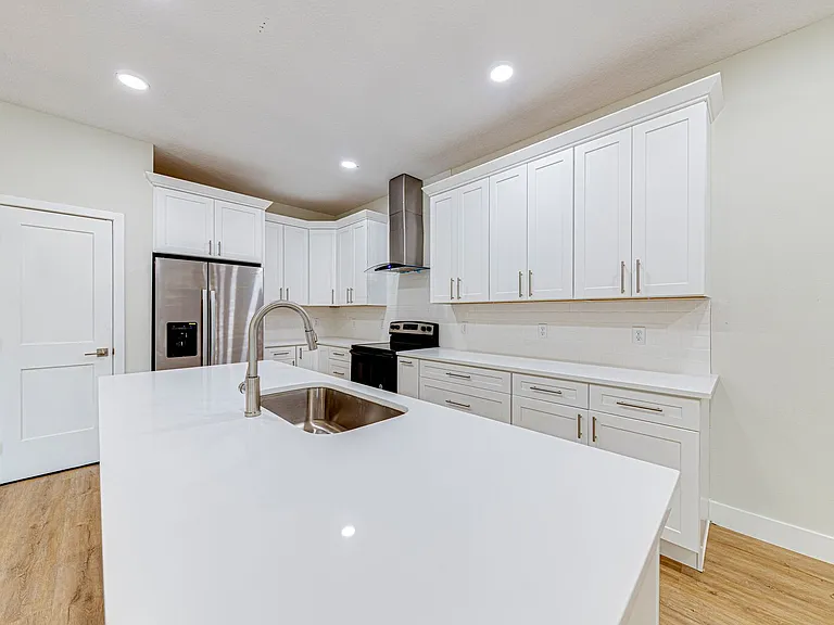 241 N Pine Ave — Photo 6