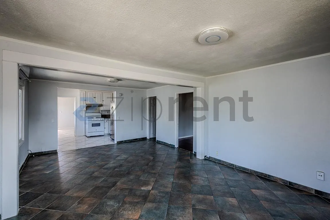 3 bed, 1200 sqft, $3,050 — Photo 4