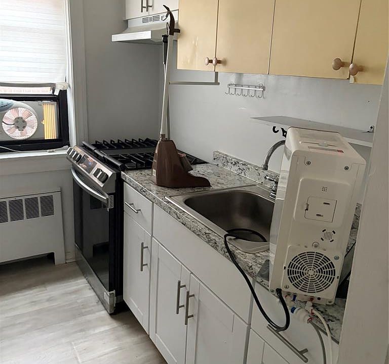 2nd image of 2339 Hudson Terrace #D7