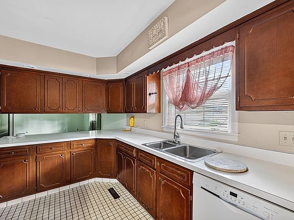 3rd image of 1915 Churchill Dr