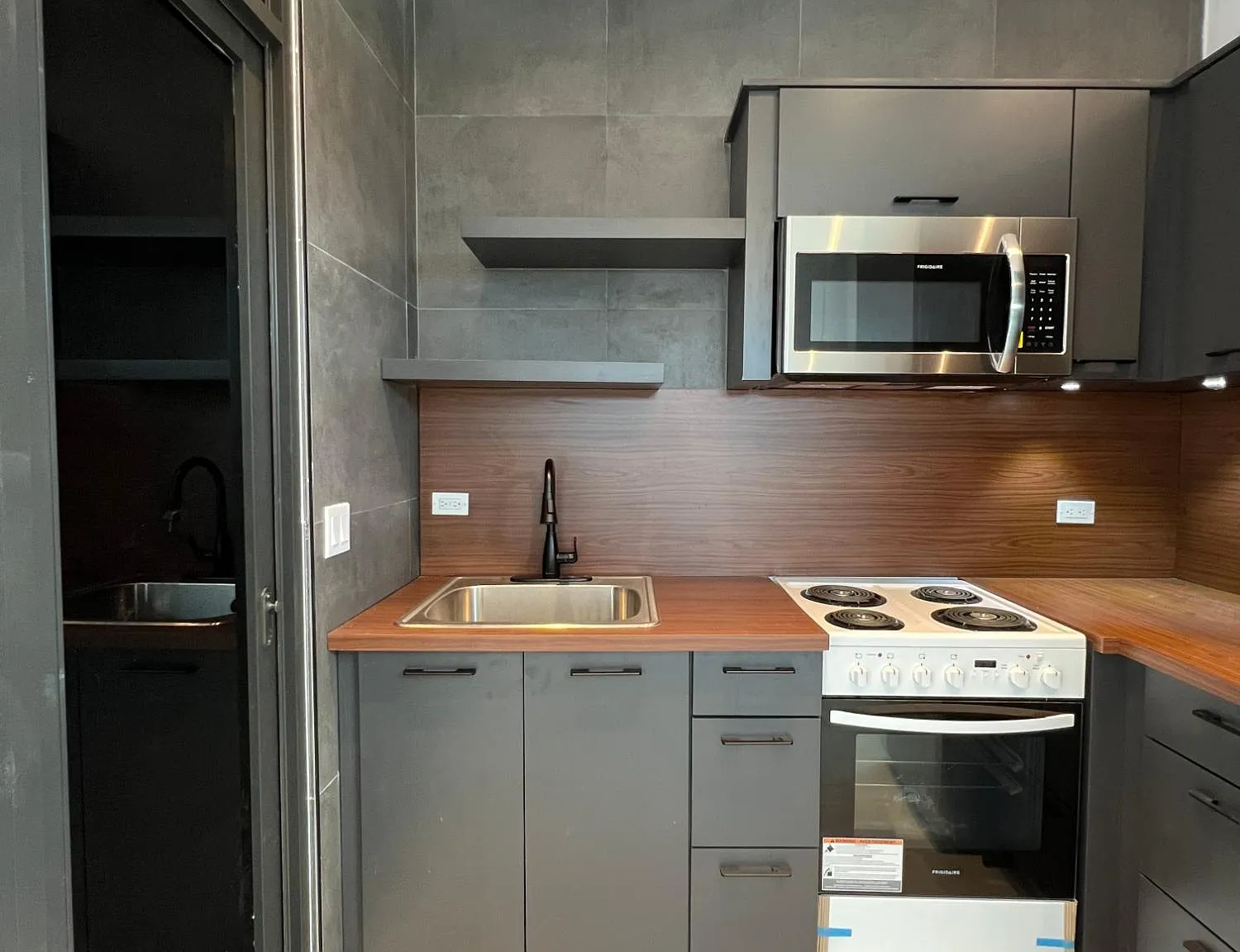 1 bed, 1.0 bath, 112 sqft, $1,000 — Photo 3