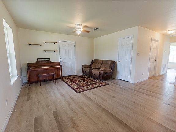 4th image of 104 Commerce St