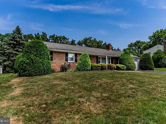 4th image of 936 Emily Dr
