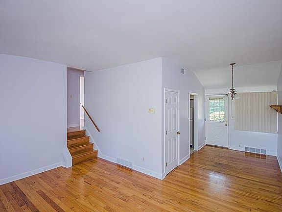 3rd image of 2385 Parkwood Ave