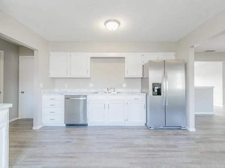 7423 Leswood Ct — Photo 2