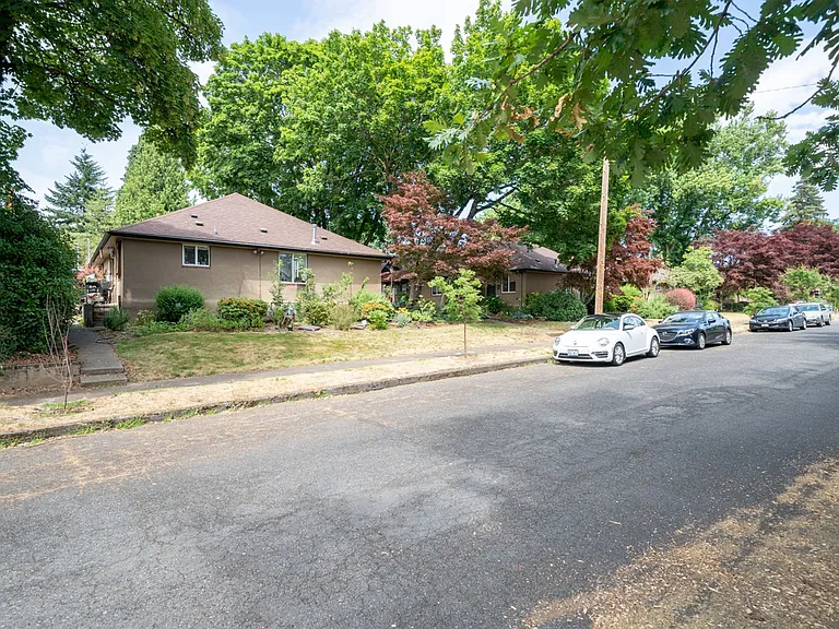 Columbia Court Apartments — Photo 30