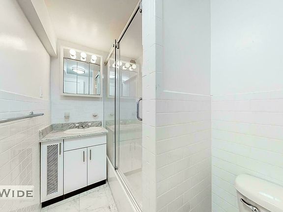 4th image of 137 E 38th St APT 5G