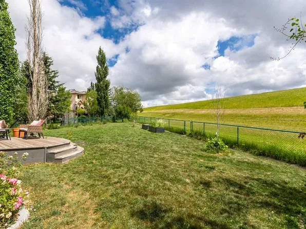 81 Royal Crest Ter NW, Calgary, AB T3G 4M2
