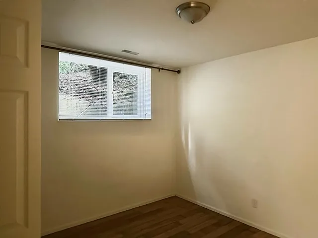 486 Craigmohr Dr — Photo 5