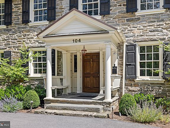 3rd image of 104 W Mermaid Ln