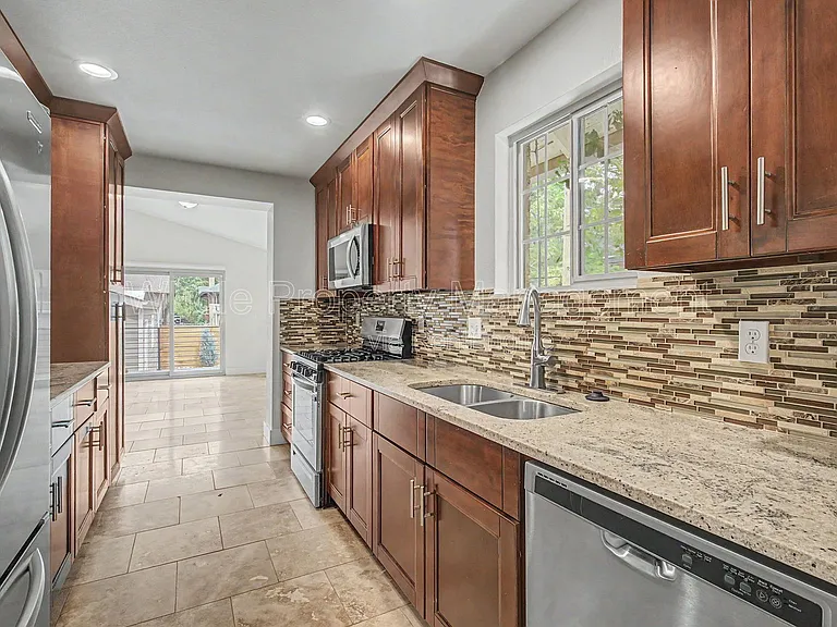 2514 Clermont St — Photo 7