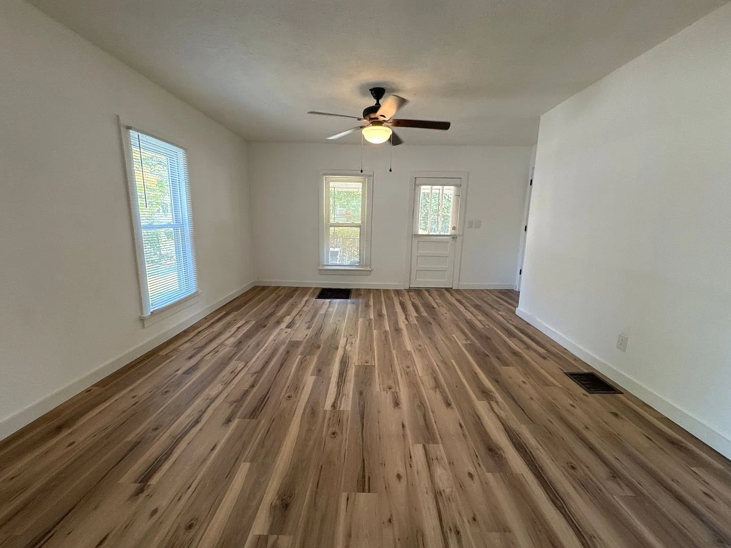 Charming 3-Bedroom Home on a Large Corner Lot in Springfield! — Photo 4