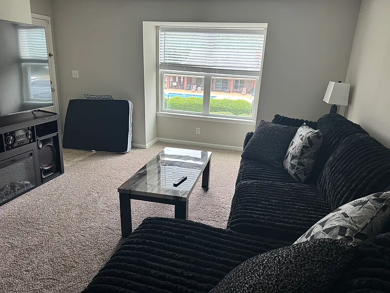 1724 India Hook Rd — Photo 2