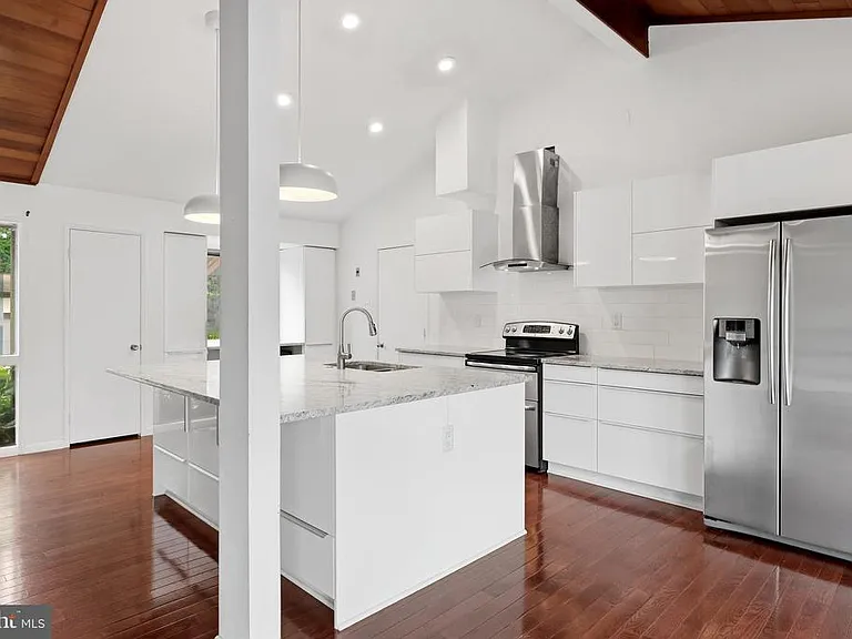 8811 Burbank Rd — Photo 10