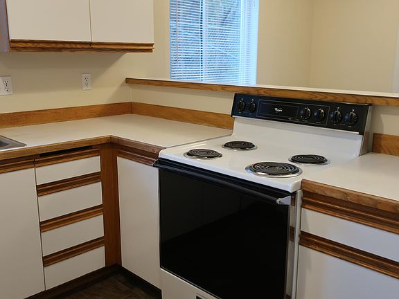 3rd image of 240 5th St NE APT B