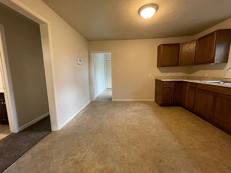 2605 E Division St — Photo 5