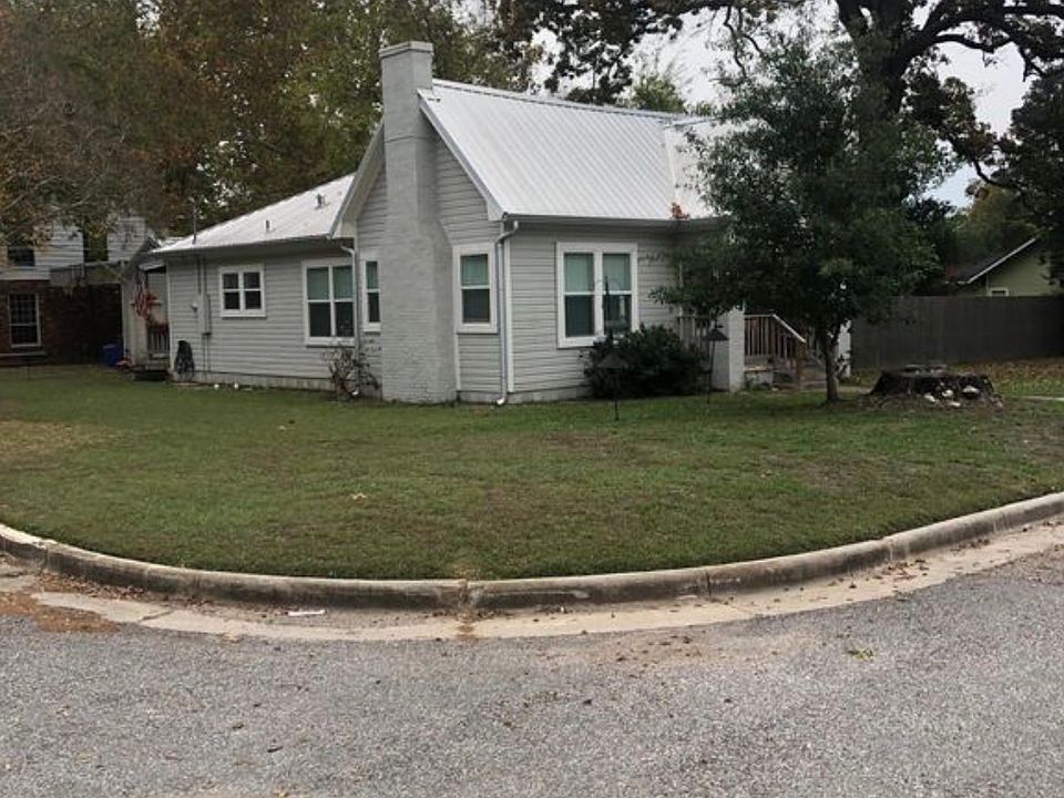 512 University St. Large corner lot.