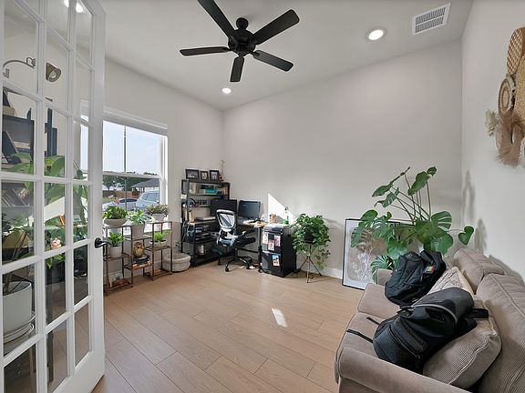 5th image of 1110 Nora Ln