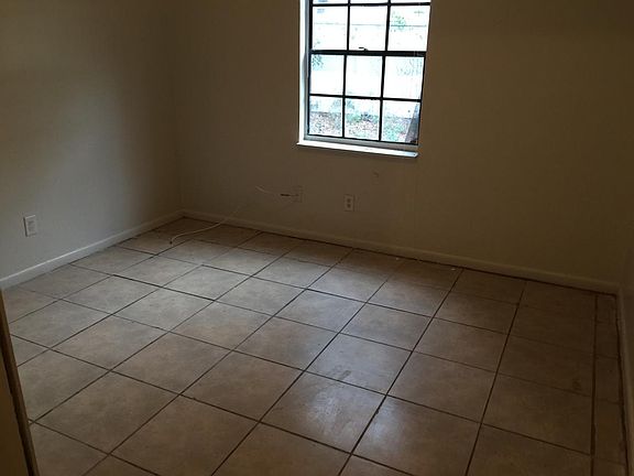 3rd image of 3074 Saint Paul Dr