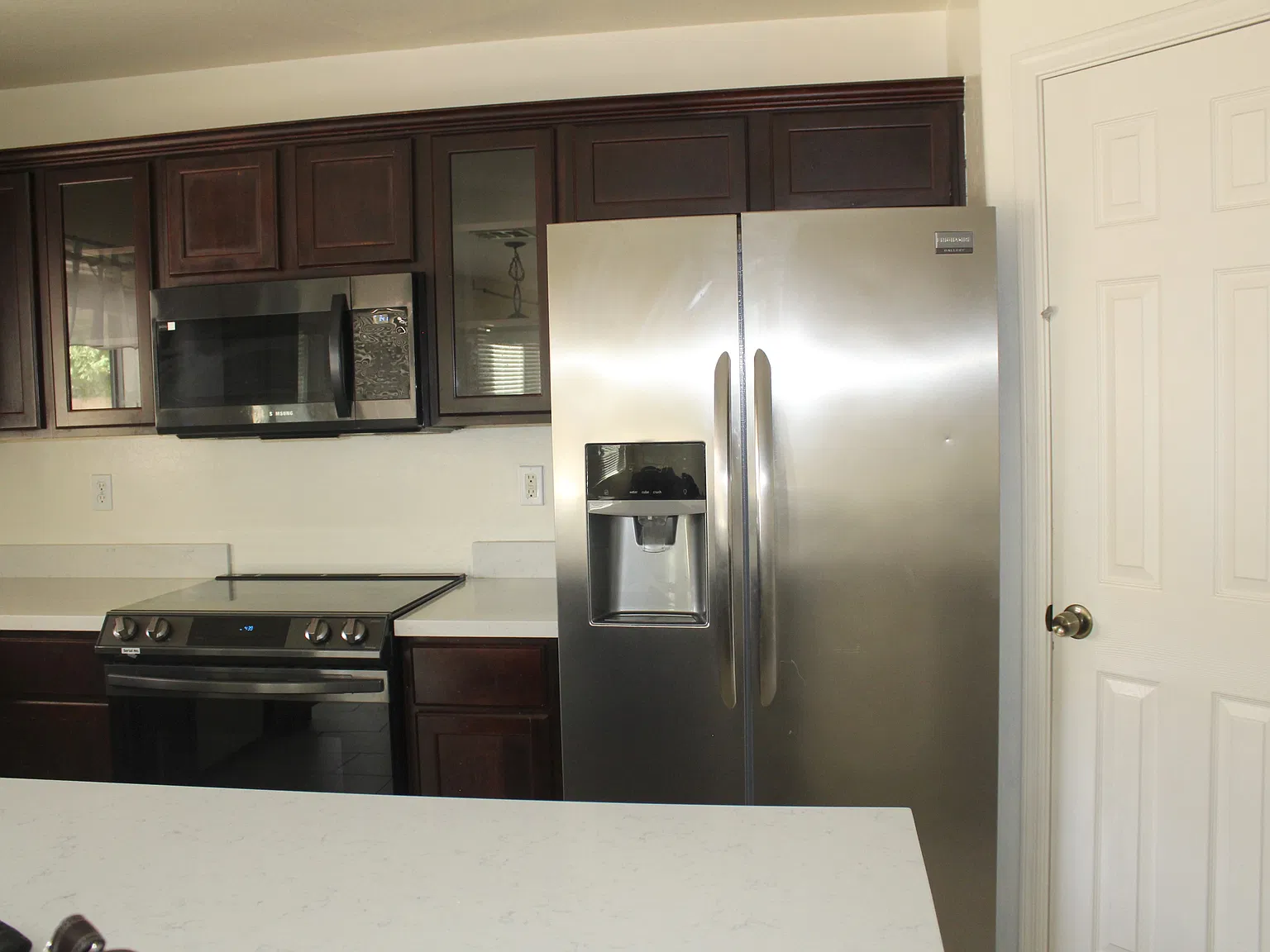 5 bed, 2328 sqft, $2,600 — Photo 3