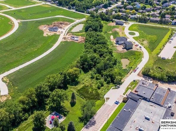 18 Monrovia Ests, Papillion, NE 68046