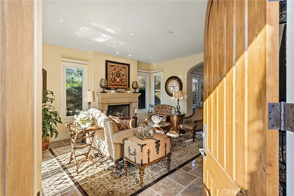 3 bed, 2.5 bath, 2662 sqft, $8,999 — Photo 4