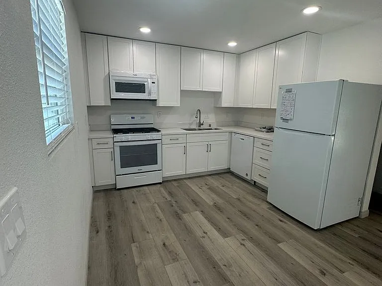 202-204 Calla Ave — Photo 35