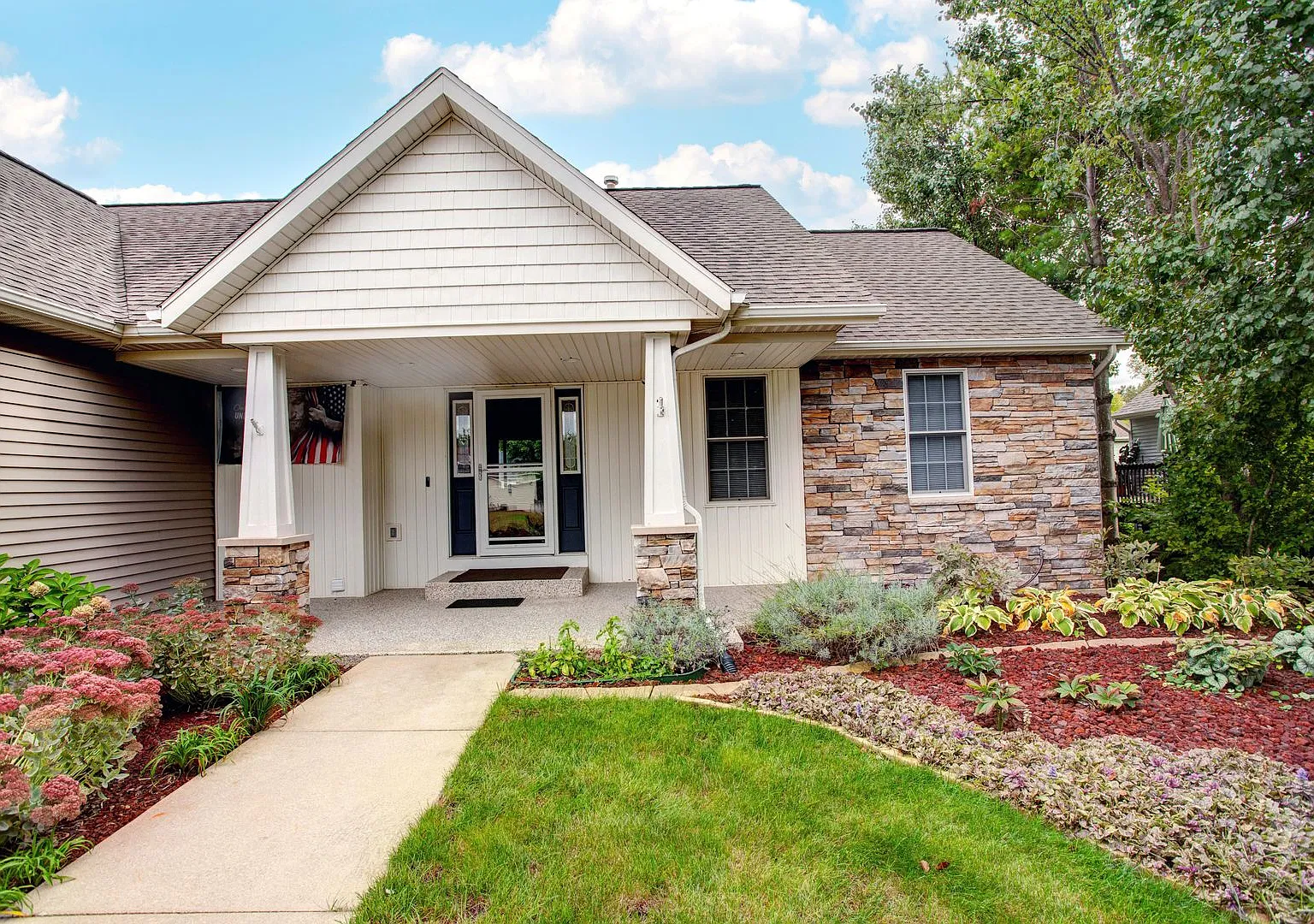4 Bed 3.5 Bath Lakefront Home — Photo 2