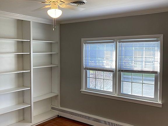 Middle bedroom or office