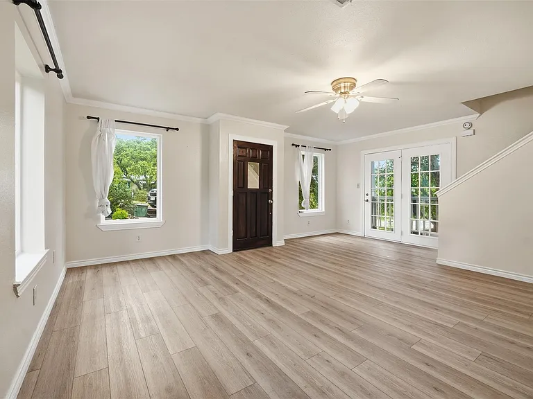 1104 Franklin Dr — Photo 2