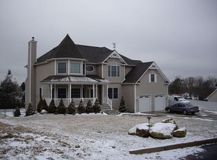 118 Hillside Rd, Farmingville, NY 11738