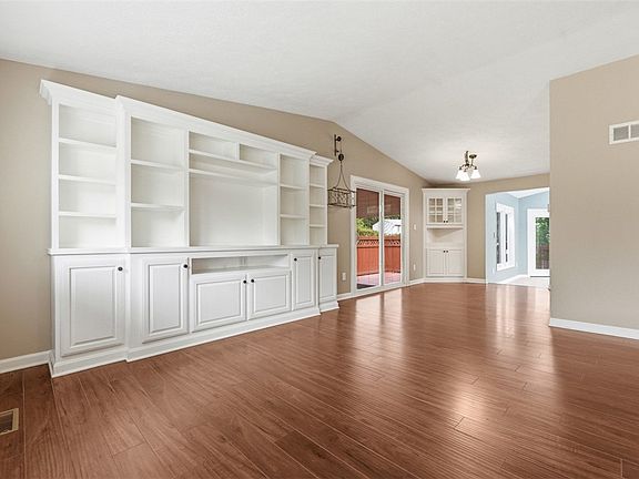 5th image of 323 Alamo Dr