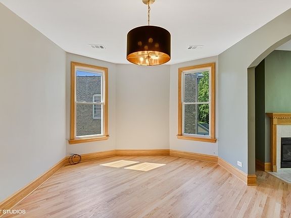 5th image of 3623 N Janssen Ave #2