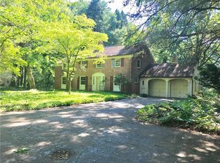 555 Sagamore Dr, Rochester, NY 14617