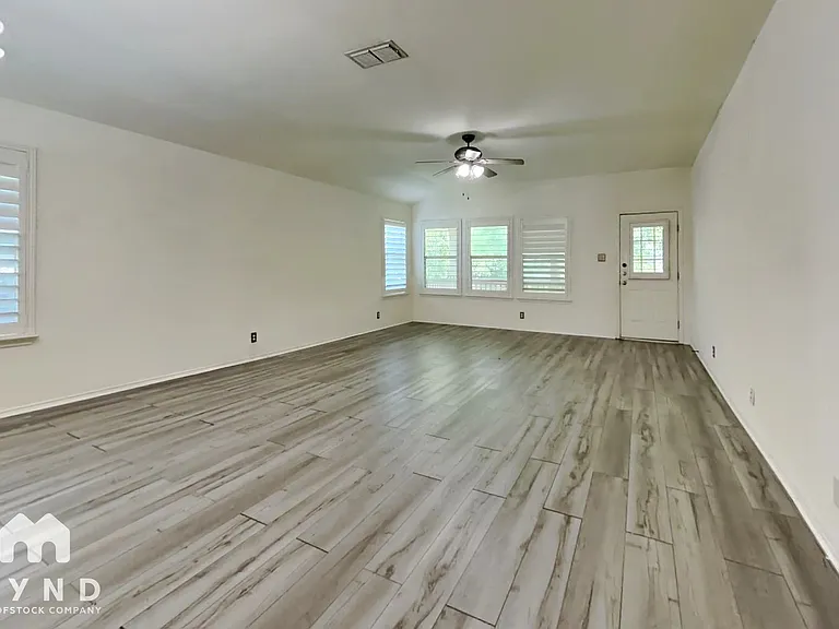 4611 Echo Lake Dr — Photo 2
