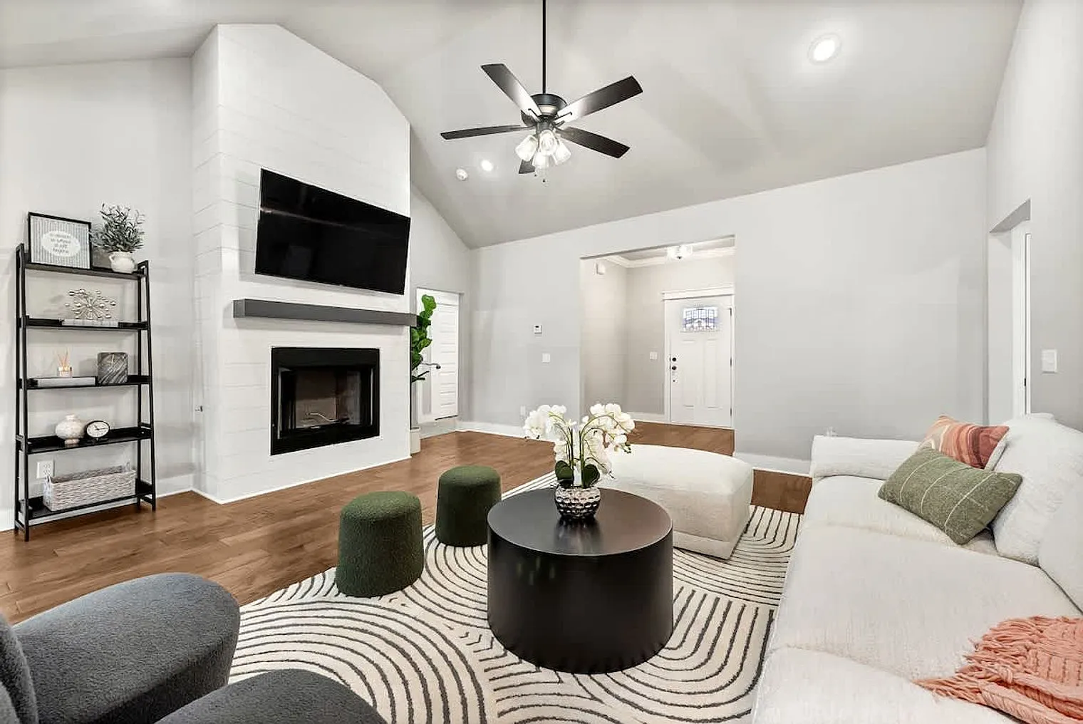 3 bed, 2.0 bath, 1786 sqft, $4,807 — Photo 3