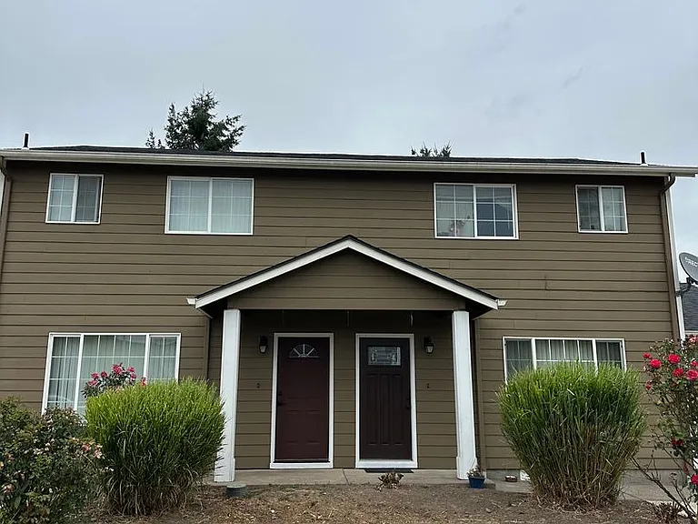 3327 Rockingham Ct NE — Photo 2