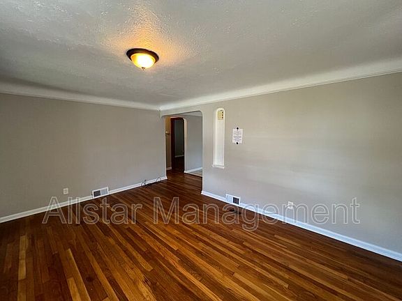 5th image of 8109 Pelham Dr