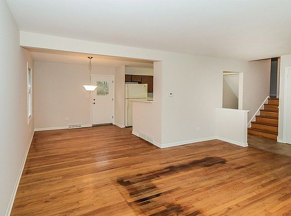 3rd image of 27W120 Hickory Ln