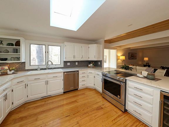5th image of 208 Fairfax Way