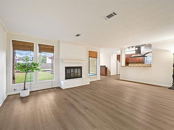 4th image of 15239 Parkville Dr