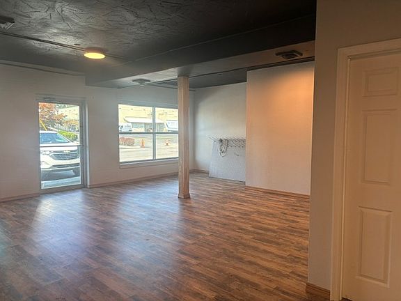 4th image of 210 E Washington St