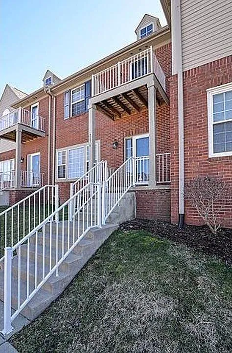 2 bed, 2.5 bath, 1380 sqft, $2,100 — Photo 2