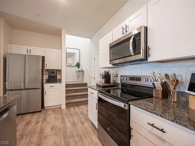 530 Gloster Ave — Photo 12