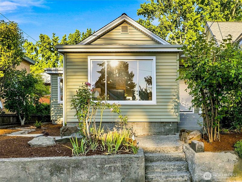 5th image of 6542 Greenwood Avenue N