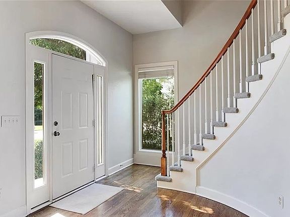 Curved staircase entry