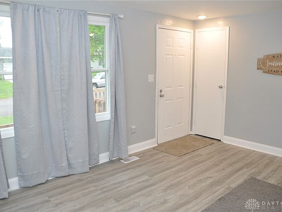 5th image of 109 Danvers Farm Cir