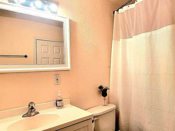 Another angle on the bathroom