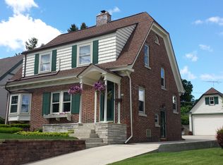 860 N 8th St, Manitowoc, WI 54220